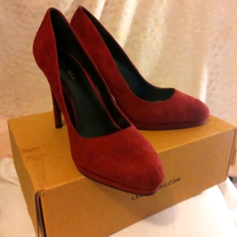 Le chateau size 9 pump faux suede almond toe